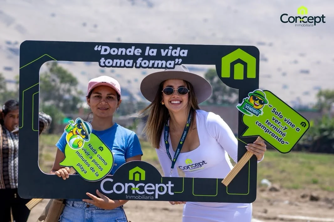 Clienta junto a una asesora de Concept durante una visita al proyecto