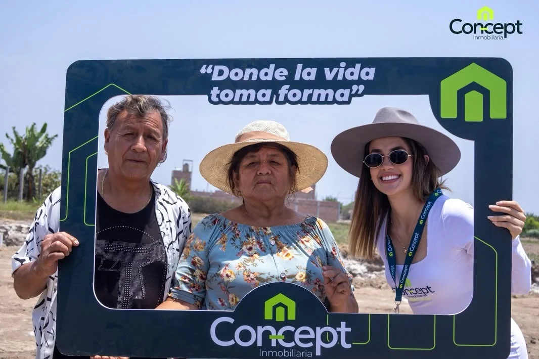 Familia acompañada por el equipo de Concept Inmobiliaria durante una visita al proyecto