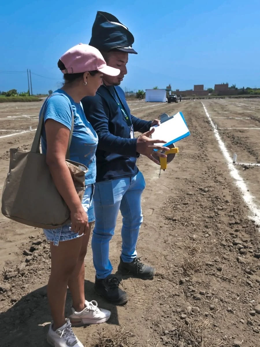 Clienta recorriendo su lote junto al personal técnico de Concept Inmobiliaria